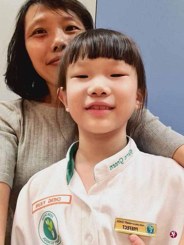 因为丈夫上夜班，女儿无人照看，所以蔡冰冰在淡马锡理工学院攻读商业管理专业文凭时，常带着当时还在幼儿园的女儿一起到学校上课。（受访者提供）