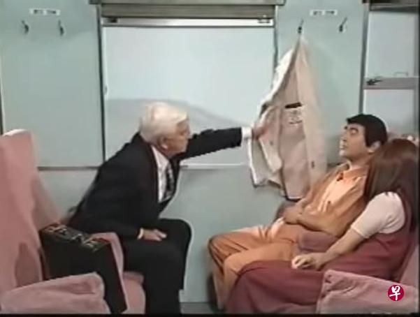 莱斯利尼尔森（图左）在谐剧中偷志村健的钱包。（互联网）