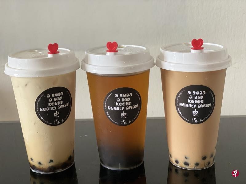 许多新加坡人喜欢喝泡泡茶，许多餐馆和美食店都纷纷推出各种口味。