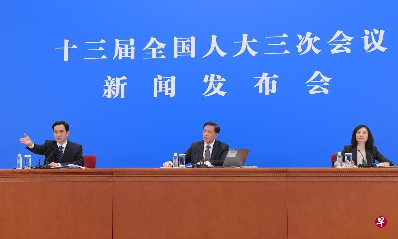 中国全国人大新闻发言人张业遂（中）昨晚在新闻发布会上说，国家安全是安邦定国的重要基石，维护国家安全是包括香港人在内的全国各族人民根本利益所在。（新华社）