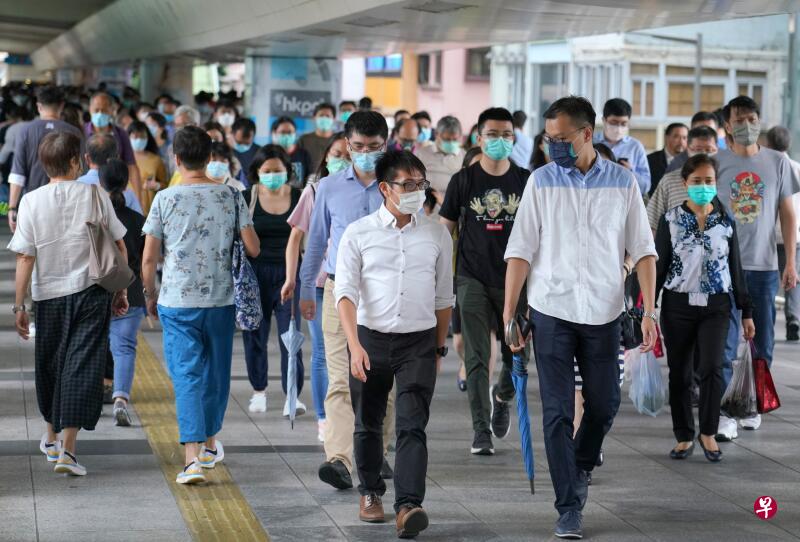 5月22日，香港市民戴口罩出行。（中新社）