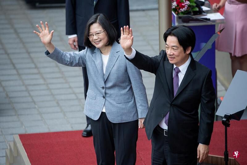 5月20日，蔡英文（左）与赖清德在台北宾馆向台下挥手。（路透社）