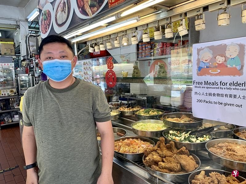 叶哲贤和好心女食客合作，请送餐员与乐龄人士吃饭。（曾美玲摄）