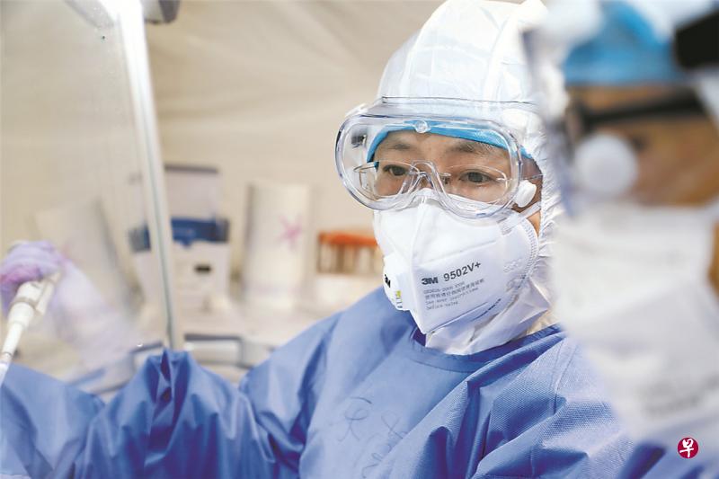 中国军事科学院军事医学研究院研究员陈薇说，这个结果代表着一个重要的里程碑，但提醒说要谨慎对待这些成果。（中国军网）