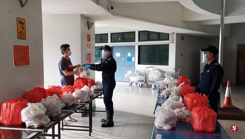 民防学院临时客工宿舍每天为客工准备三餐，期间有客工要求食物不要太辣，民防也做出相应调整。（民防部队提供）