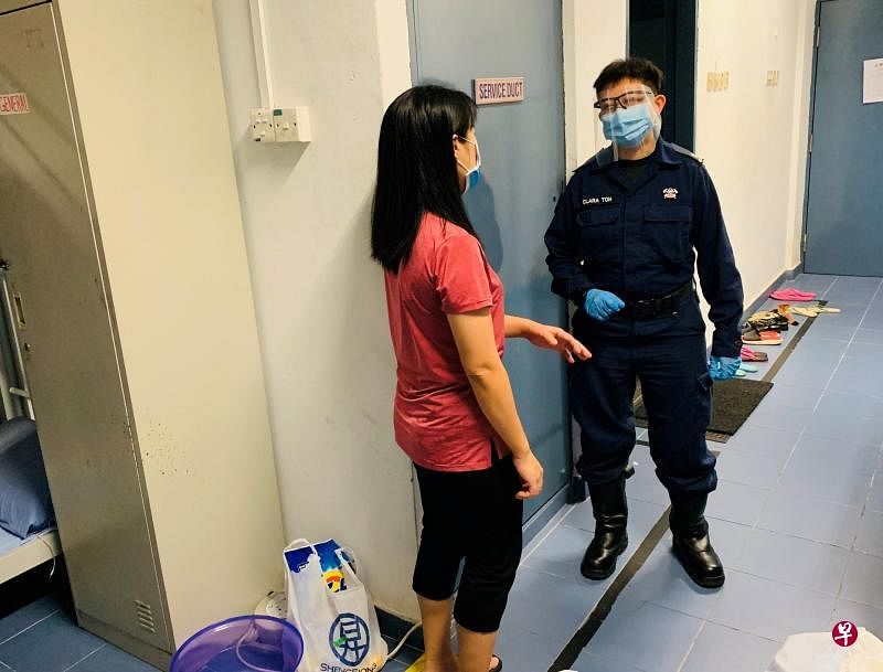 民防学院临时客工宿舍行动组成员杜丽嫣少校（右）会亲自向女客工了解生活状况。（民防部队提供）