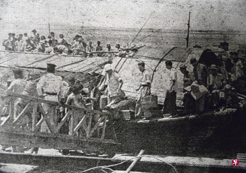 →1930年代船客转搭小船抵达圣约翰岛码头。（互联网）