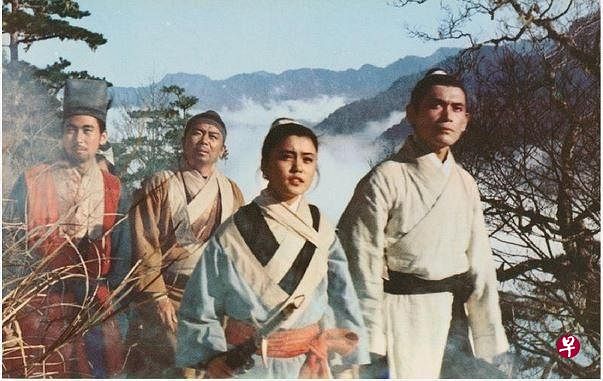 《龙门客栈》由石隽（图右一）等主演。（互联网）