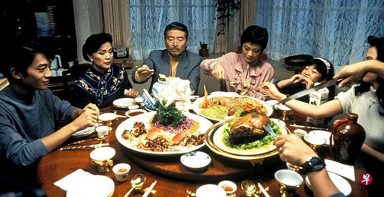 郎雄（图左三）在《饮食男女》演大厨。（互联网）