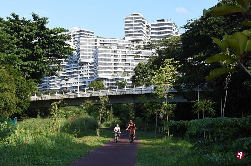 高架公路下的隧道即风景的转换，向前跨步，光明一片。