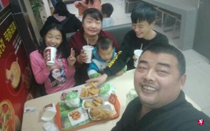 在本地工作的厨师黄宗柱期待疫情赶快过去，可以有多点时间回河南家乡陪伴妻儿。（受访者提供）