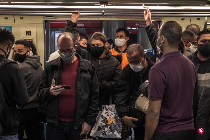 尽管圣保罗的封锁措施尚未解除，但当地地铁车厢里仍然非常拥挤。（彭博社） 