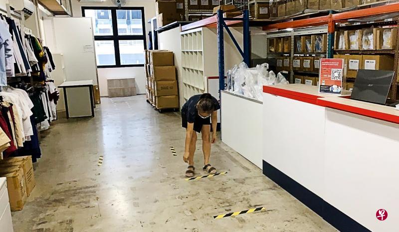 售卖学前至高中学校校服的上海校服店即将重新开店，店家积极准备，确保实体店落实防疫措施。（受访者提供）
