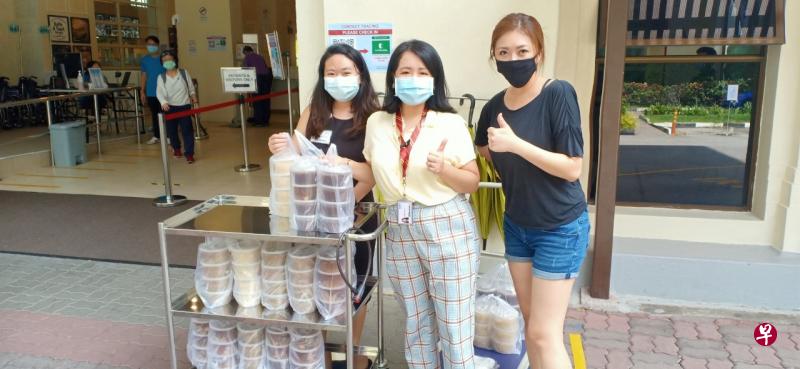 梁诗韵（右一）和伙伴一周三次，将甜品送给三家医院的医护人员，感谢他们的付出。（受访者提供） 