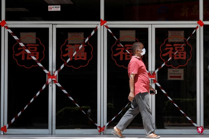 本地一家在商店在冠病期间在出入口挂上封条，以更好地控制人流。（路透社）