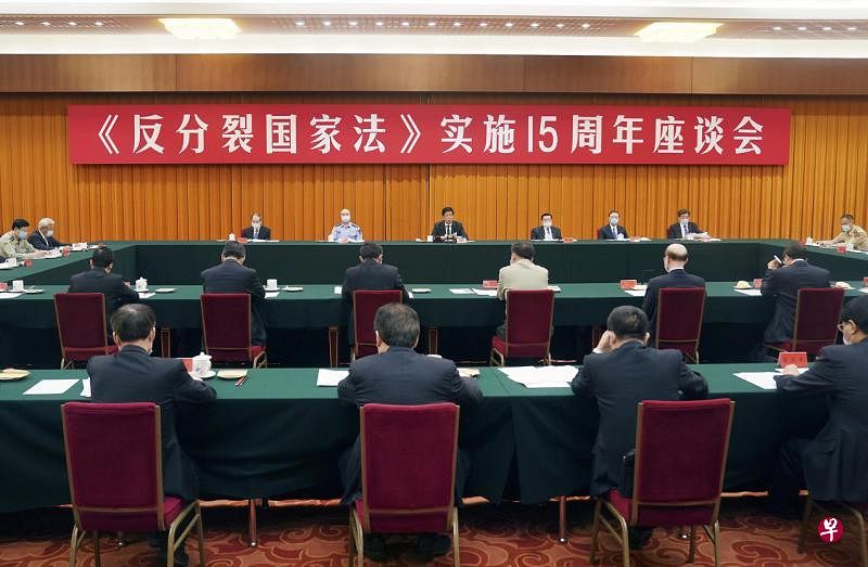 中国大陆官方昨天借举行《反分裂国家法》实施15周年座谈会，发出“武力防独，和平促统”的政治信号。（新华社）