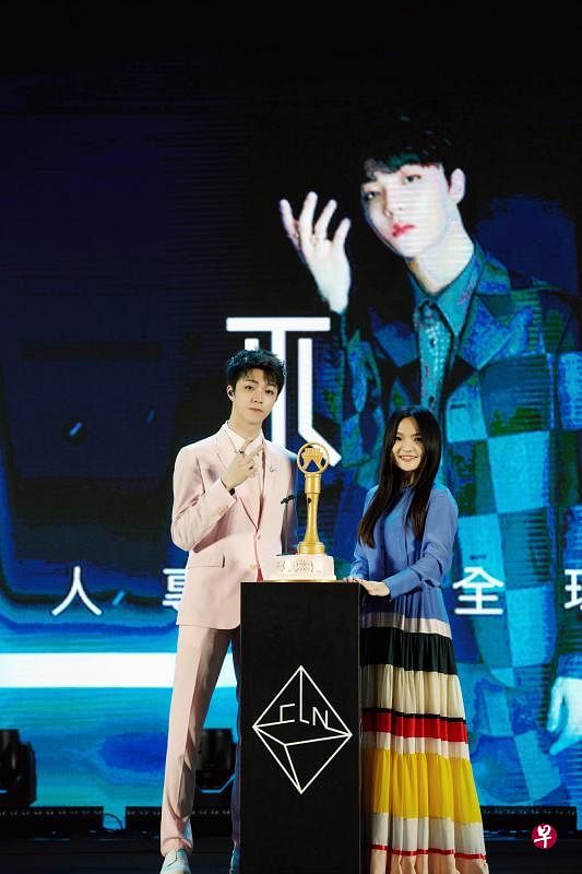 徐佳莹（右）送上金曲奖杯蛋糕，预祝陈立农成为金曲奖“最佳新人”。