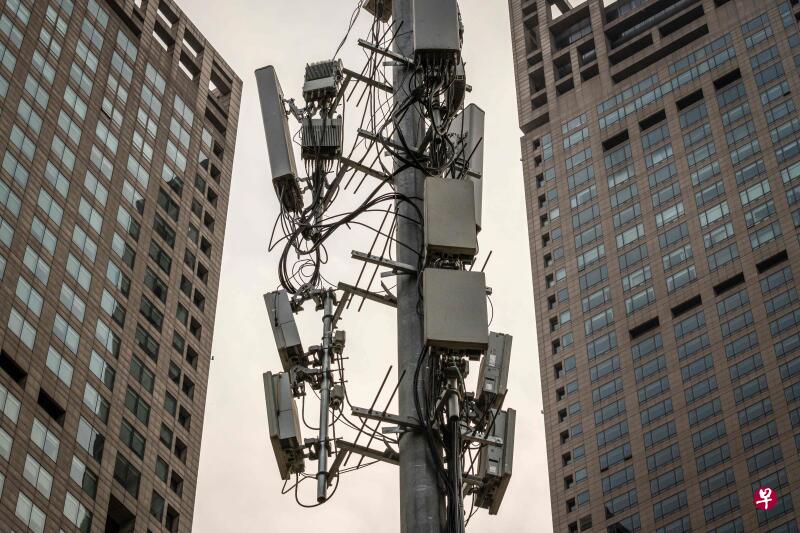 芯片是当今最前沿科技的奠基石，决定计算机、人工智能、5G、自主无人机、监视工具等一切信息技术是否领先的命运。图为北京街头的一个5G信号塔。（法新社）