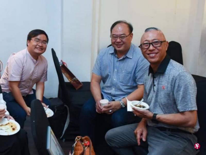梅富强（左）获宗乡总会奖学金学成归国后，参与总会的融合大使义工活动。图中为宗乡总会会长陈奕福，右为执行总秘书马进强。（受访者提供）