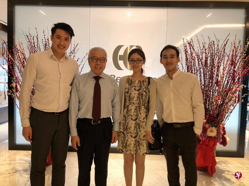 卢泓胜（左一）和黄政燊（右一）都受益于宗乡总会奖学金。左二是宗乡总会前会长蔡天宝，右二是另一名奖学金得主刘庭芝。（受访者提供）