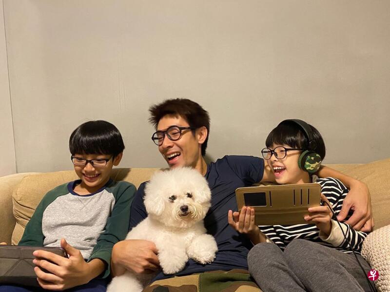 杨志龙亲自接送孩子上学放学。（照片来自艺人IG）