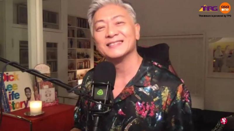 李迪文为粉丝自弹自唱一小时。（直播视频截图）