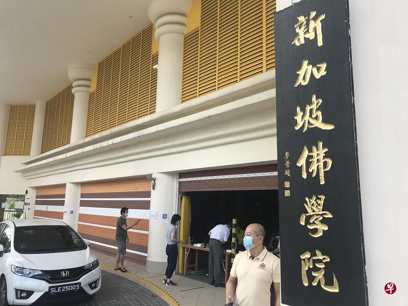 所有到光明山的信众都得先测量体温。（ 姜 泽良摄）
