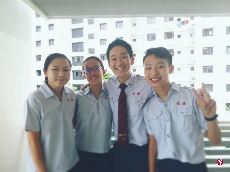 林乐洋（右一）前年和同学一起代表母校南侨中学参加“新空下”比赛，作品《孝顺》获得优胜奖。（受访者提供）