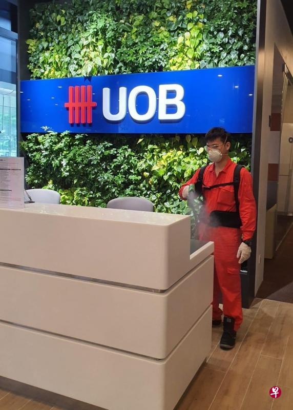 大华银行在分行柜台和会面区等高接触空间采用了商业级的自动消毒涂料，为顾客和员工提供更安全的环境。（大华银行提供）