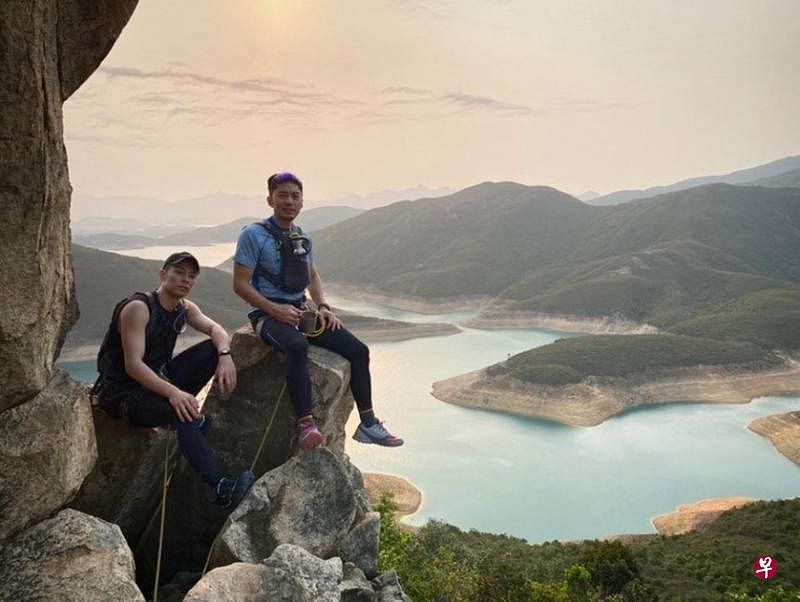 周柏豪（左）和袁伟豪在香港郊区上山下海，体验大自然。（互联网）