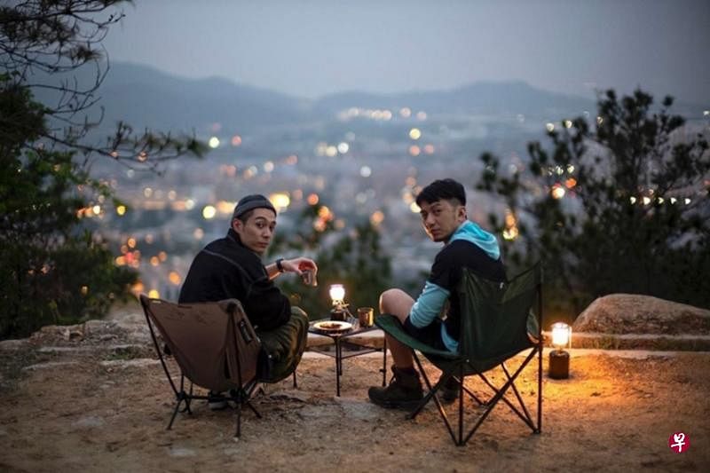 《两个小生去Camping》主持人在美景前享用美食。（互联网）