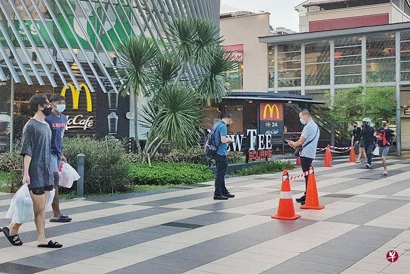 玩家戴着口罩在广场玩精灵宝可梦。（徐颖荃摄）