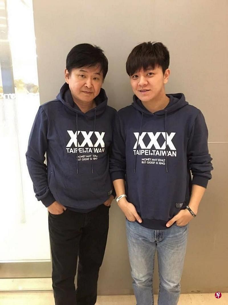 贺一航（左）和儿子曾治豪。（互联网）