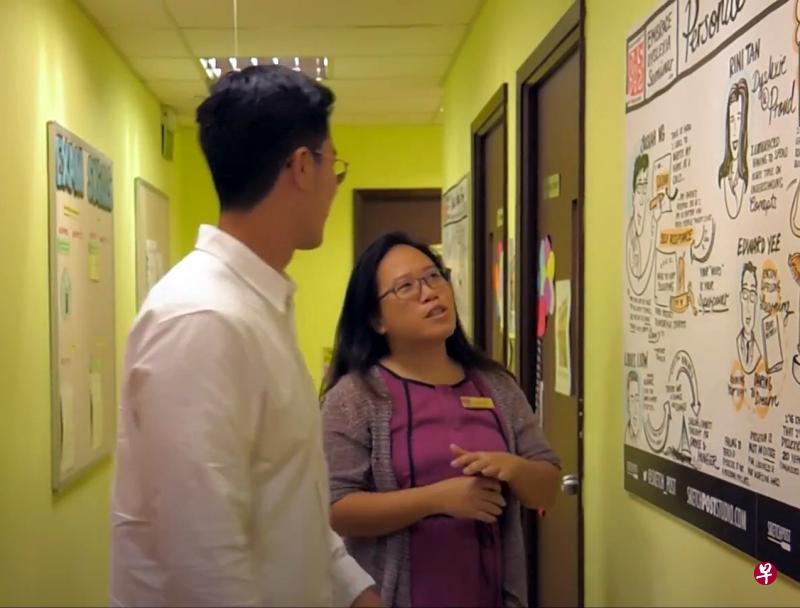 自幼对人类行为充满好奇的冯沛仪（右），是新加坡读写障碍协会（Dyslexia Association of Singapore）的教育心理学家。（新加坡读写障碍协会提供）