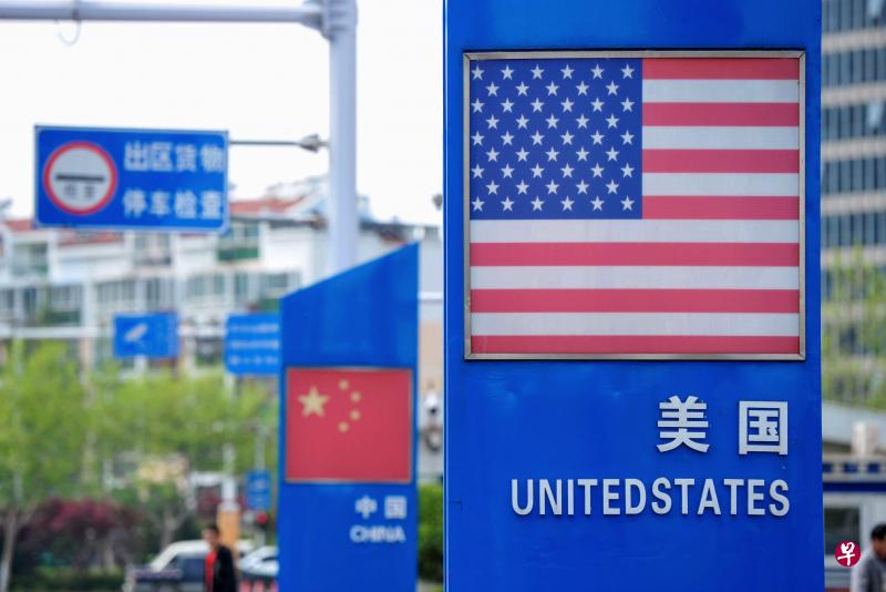 图为去年8月摄于中国山东自贸试验区青岛片区的中美两国标志。（法新社档案图）