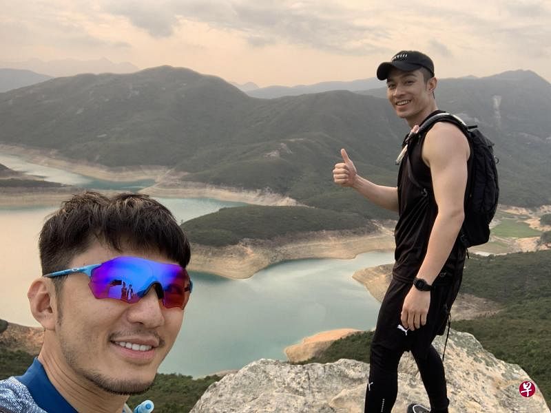 周柏豪（右）和袁伟豪上山下海，翻山越岭，介绍香港露营好去处。