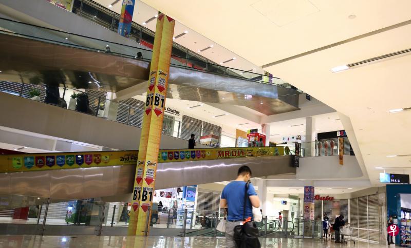 因游客人数与国内消费锐减，非必需消费品销售额显著下跌，图为6月3日本地一家商场的景象。（萧紫薇摄）