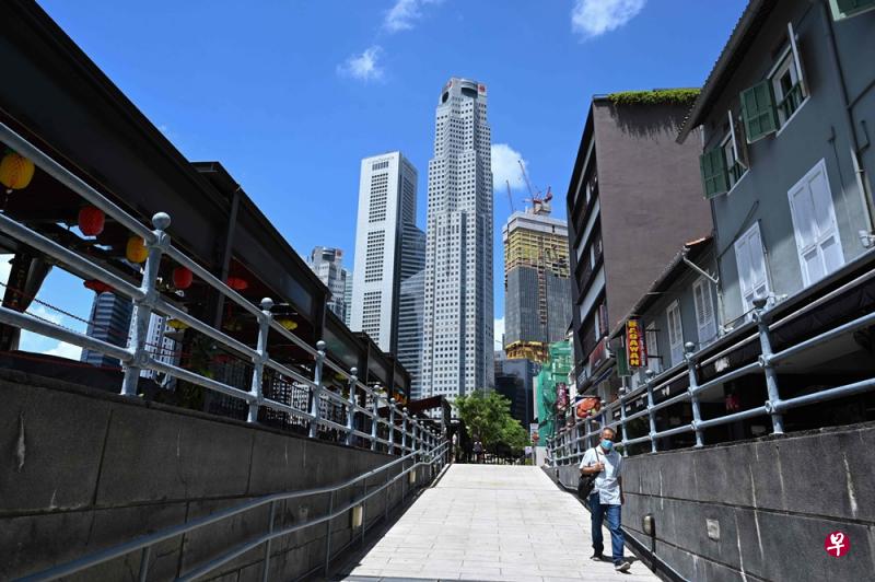 防范冠病病毒传播的安全距离措施预计将持续一段时间，受访专家认为，须与顾客密切接触的社交娱乐场所和健身房工作人员，以及高度依赖外国游客的旅游业和航空业人员，将有很大概率成为今年失业大军的一员。（法新社）