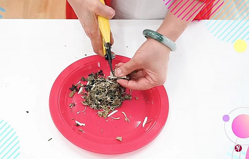 视频教观众如何用中药饮片制作驱蚊香囊。（取自人协活跃乐龄面簿）