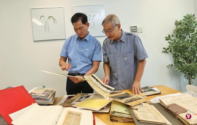 福建会馆理事杜南发（右）与总务组主任李瑞庆为编辑《世纪跨越：新加坡福建会馆180年报刊新闻史料选集1840-2020》整理了大量新闻资料。（特约陈福洲摄）