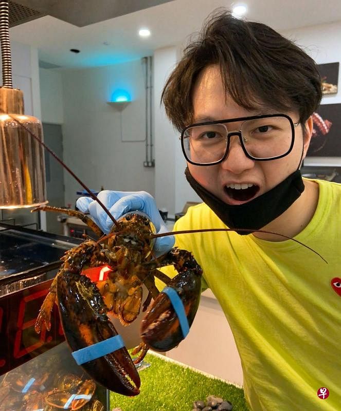 Singapore Home Cooks的每个视频团购直播节目都会让公众以特价购买各种食品，包括一些昂贵食材如活龙虾和日本和牛。（SHC提供）
