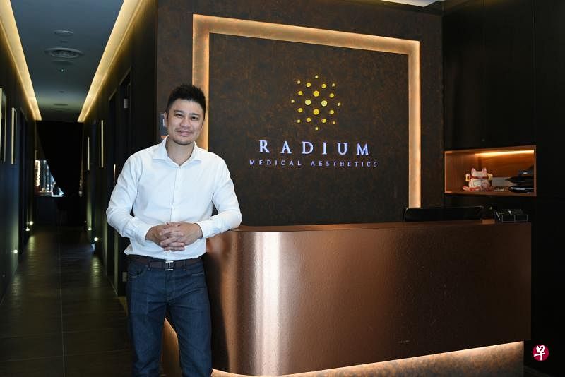 萧德华创办的医美诊所Radium Medical Aesthetics，既能解决顾客的皮肤问题，也可充当SOSD团队的联络站，还给予他出国教学的美好机会。（受访者提供）