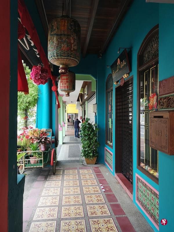 土生华人店Rumah Bebe，墙上保留知名百货公司郑万源字样。