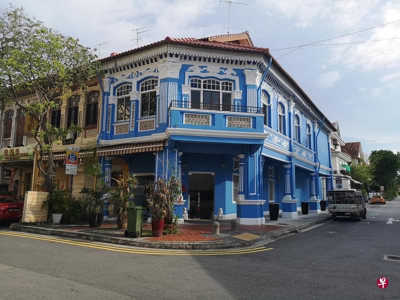 如切路上战前店屋林立。