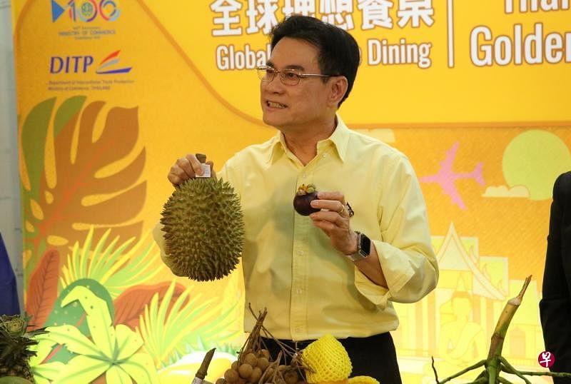 泰副首相朱林前晚通过天猫网络直播平台，亲自上阵促销榴梿、山竹等泰国水果。（中新社）
