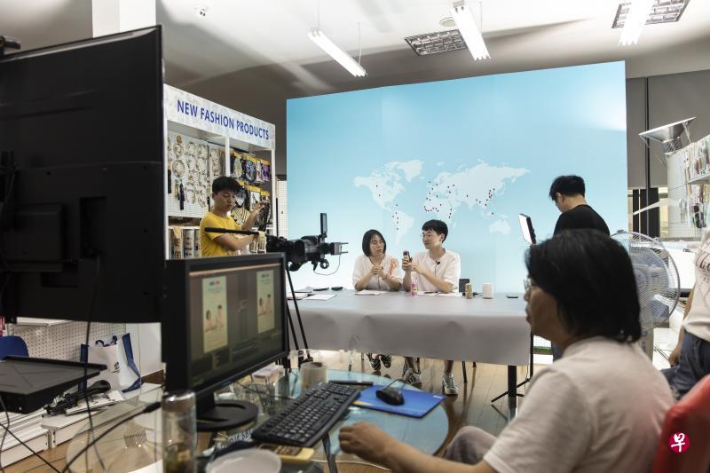 浙江宁波一家纺织企业的员工前天在公司陈列室里彩排直播带货，为下周开始的线上广交会作准备。做直播的员工都必须口操流利英语，而且性格平易近人。（彭博社）
