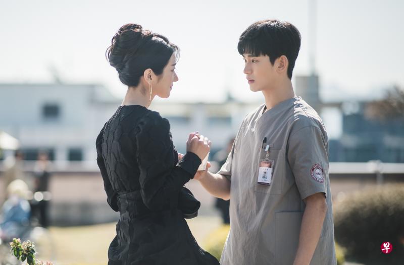金秀贤（右）和徐睿知首次合作擦出火花。（Netflix提供）
