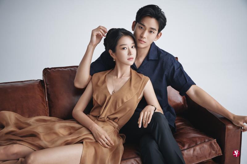 金秀贤（右）和徐睿知在戏里相遇相爱，共谱一段浪漫恋曲。（Netflix提供）
