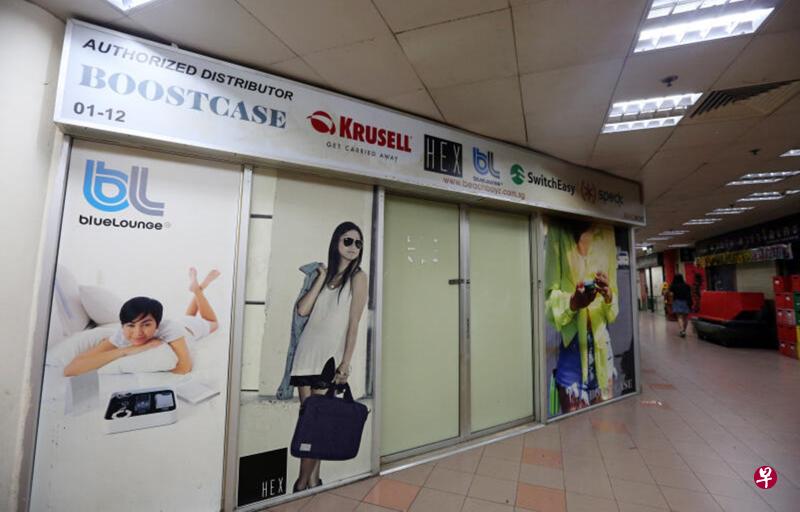 黄金大厦一家店铺疑内有乾坤，日前传出有超过10名男女聚集在内喝酒，惊动多名警员到场调查。（庄耿闻摄）
