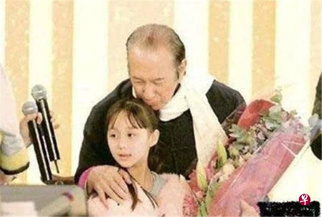 赌王何鸿燊与幺女何超欣合照。（互联网）